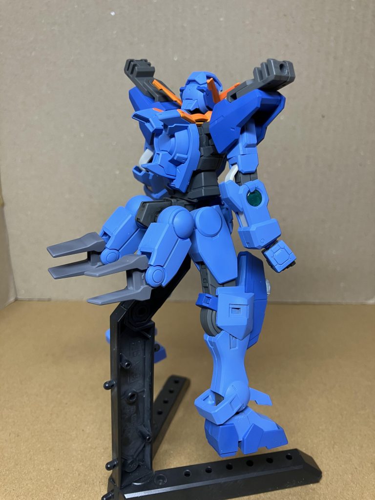 背中はアストレアのものを使ったので、設定に近く、スリースターター型のドライヴです。