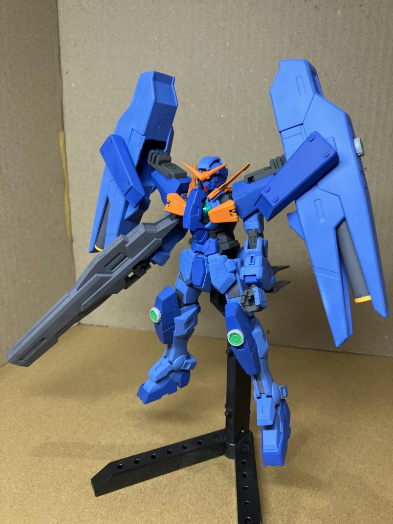 前回のブラックを踏襲していますが、胸部はエクシアやアストレアのものを使っています。