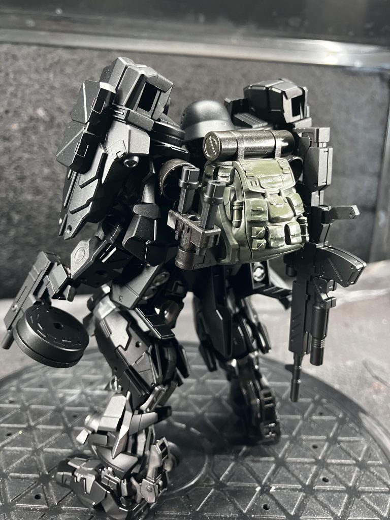 陸戦を想定した機体なのでリュック背負ってみました