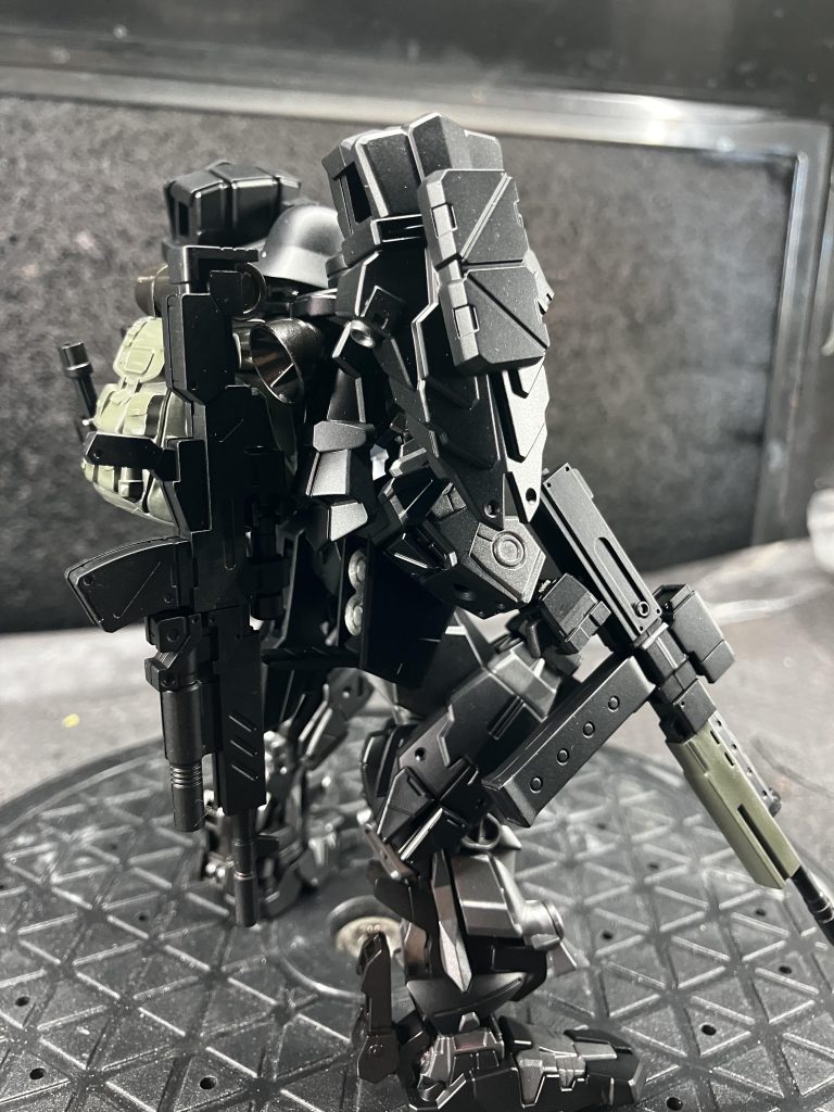 背面にサブライフルを添えて