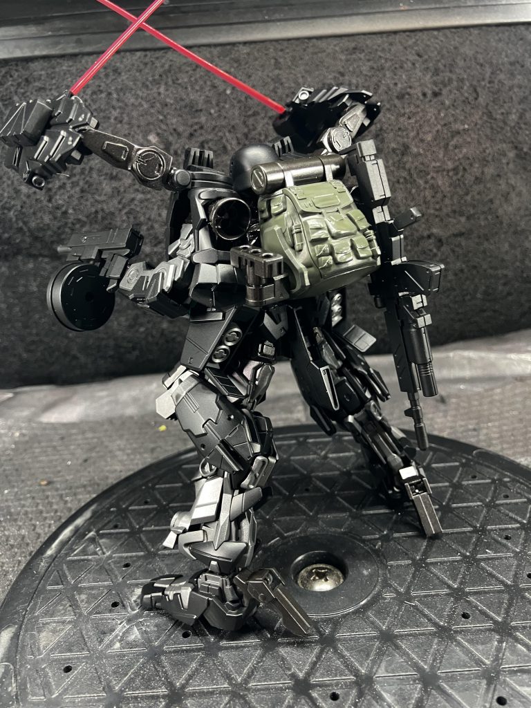 サイドアーマーに小型ビームガンが付いてます