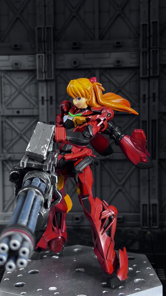 弐号機ぽく、ガトリングを持たせてみました。表情が変えられないため、どうもポージングがキマリきりません。