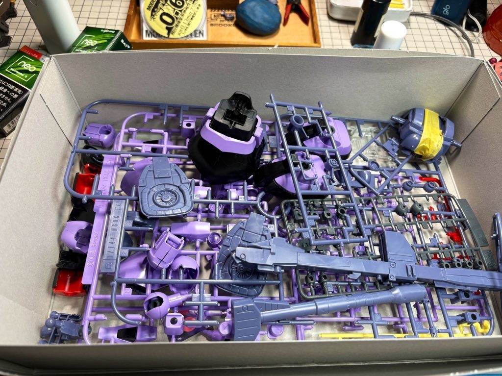 先日、積みプラの整理をしていると作りかけのドムが出てきました。別に珍しいことでは無いのですが、ドムには少し思い出がありまして…(ここからは製作風景と一緒にお付き合い下さい)