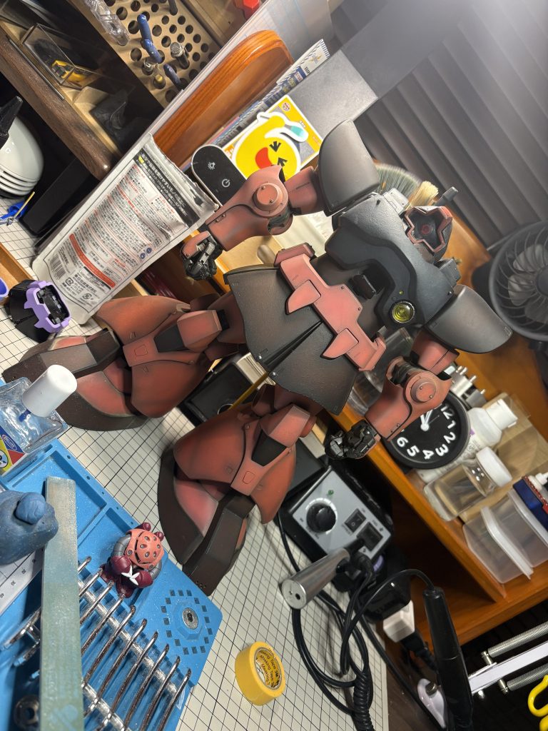 今を遡ること二十数年前、HY2Mというシリーズから1/60のシャア専用ドムがキット化されていました全てのバーニア、モノアイ、拡散ビーム砲?、コックピット、果てはバズーカのスコープまで点灯する豪華仕様でした(お値段も豪華仕様)