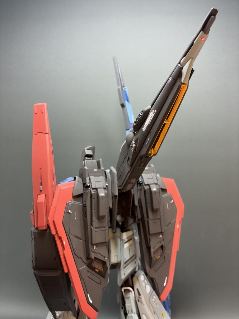 後ろは大気圏突入も考えて耐熱外装であることからシンプルに。