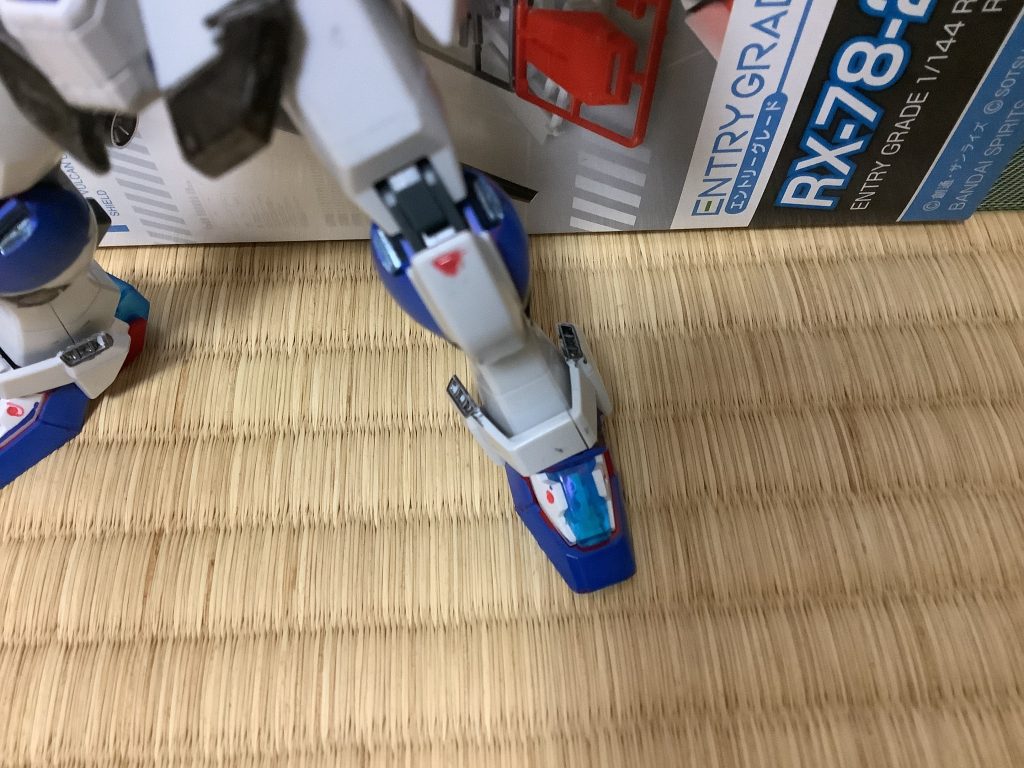 脚部も一部赤く塗装しています。