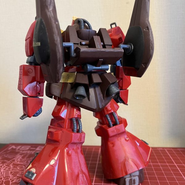 旧キット1／100リックディアス制作中です。フロントアーマーを可動式に変更して少し上につけることで、足が長く見えるようになりました。股関節はさらに八の字に開くようにしてみました。足首は後ハメ加工してます。胸や腰のバーニヤノズルは追加で。とりあえずこんなところで、塗装に入りたいと思いますが、赤か黒か、はたまたオリジナルカラーでいくか迷ってます。 （2枚目）