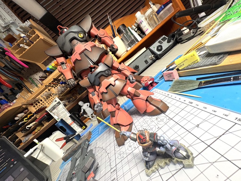 そんなこんなで完成です!軽く手を加えて、当時作ったHY2Mのドムに寄せたドムにしました。シャアピンクも昔ながらの赤寄り、アーマーはブラウン、今見ても好きなカラーリングです…