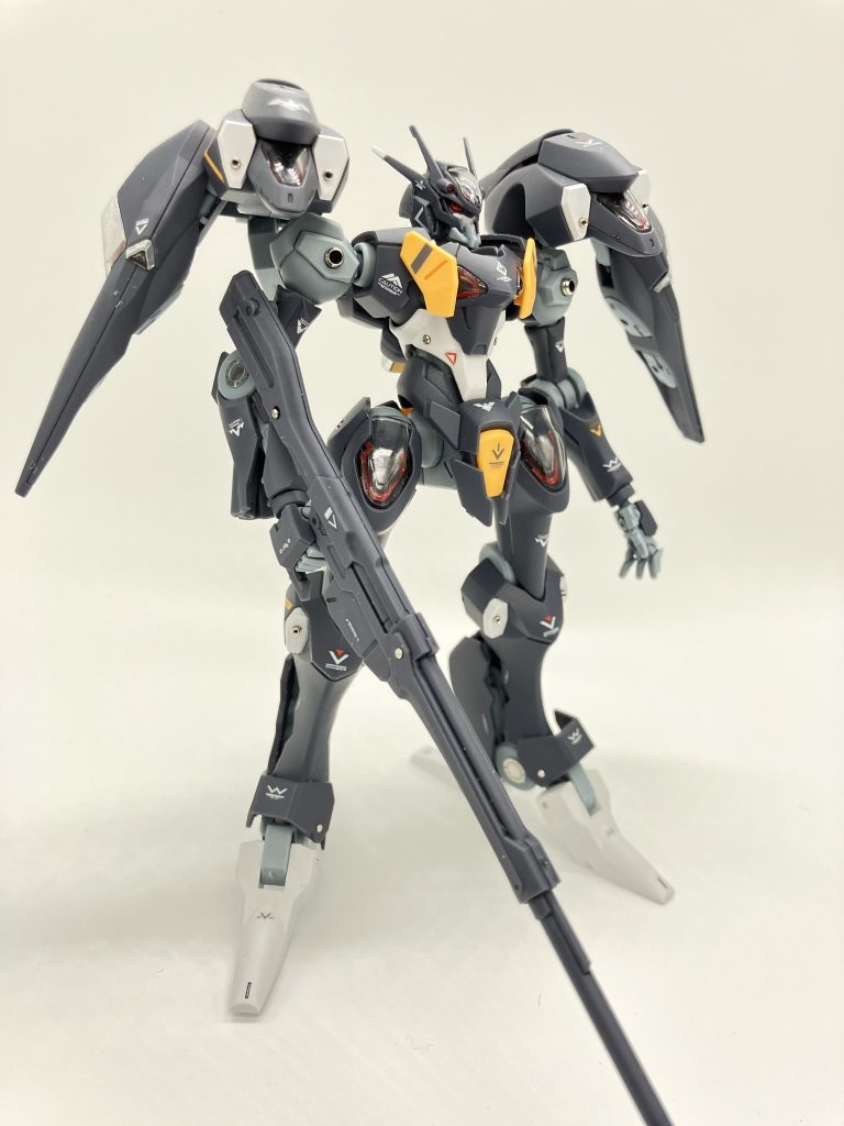 偽装マスクを取れば諸事情でガンダムの素性を隠してるという胸熱設定、でも、この鴉のようなフェイスの方が良いですよね😋