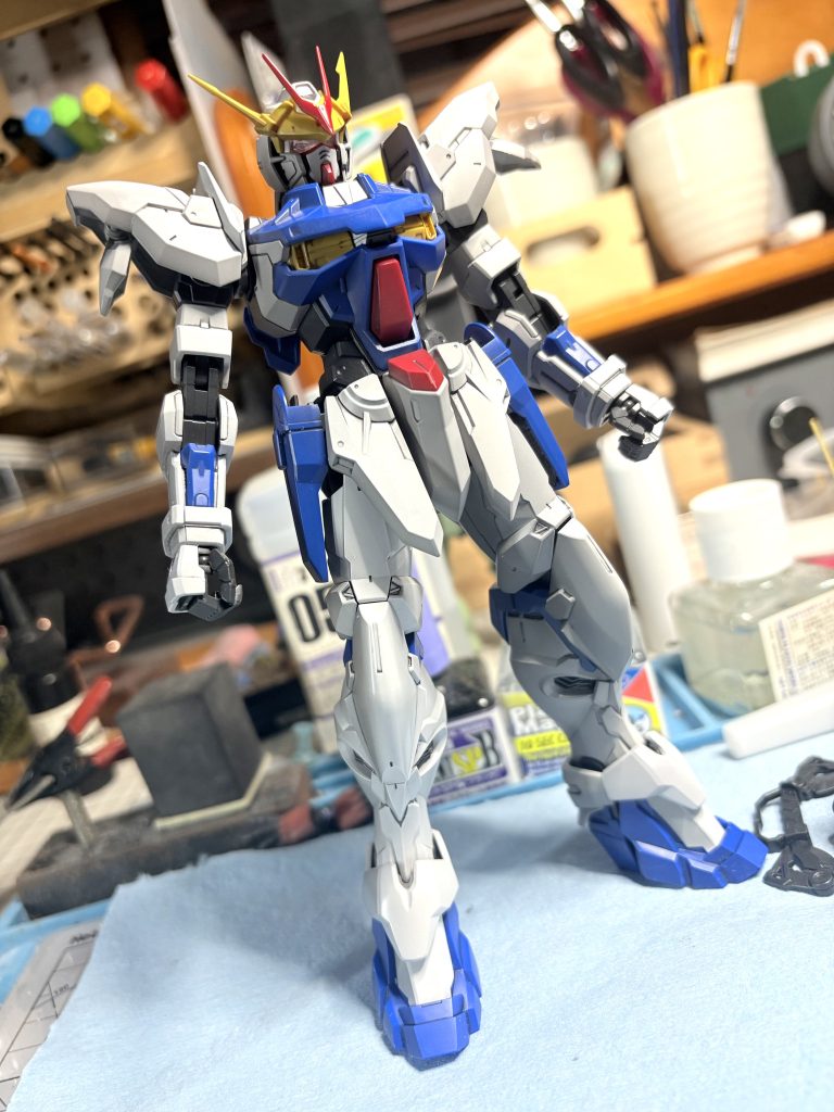 素性は置いておいて、今回のテーマはスピード製作です!ゲート処理のみで、その他は我慢します(下処理を我慢するのがこれほどつらいのかと驚きました)その後、ライトで照らしてみて、陰になりそうな部分にクリアブラックを吹き付けて…