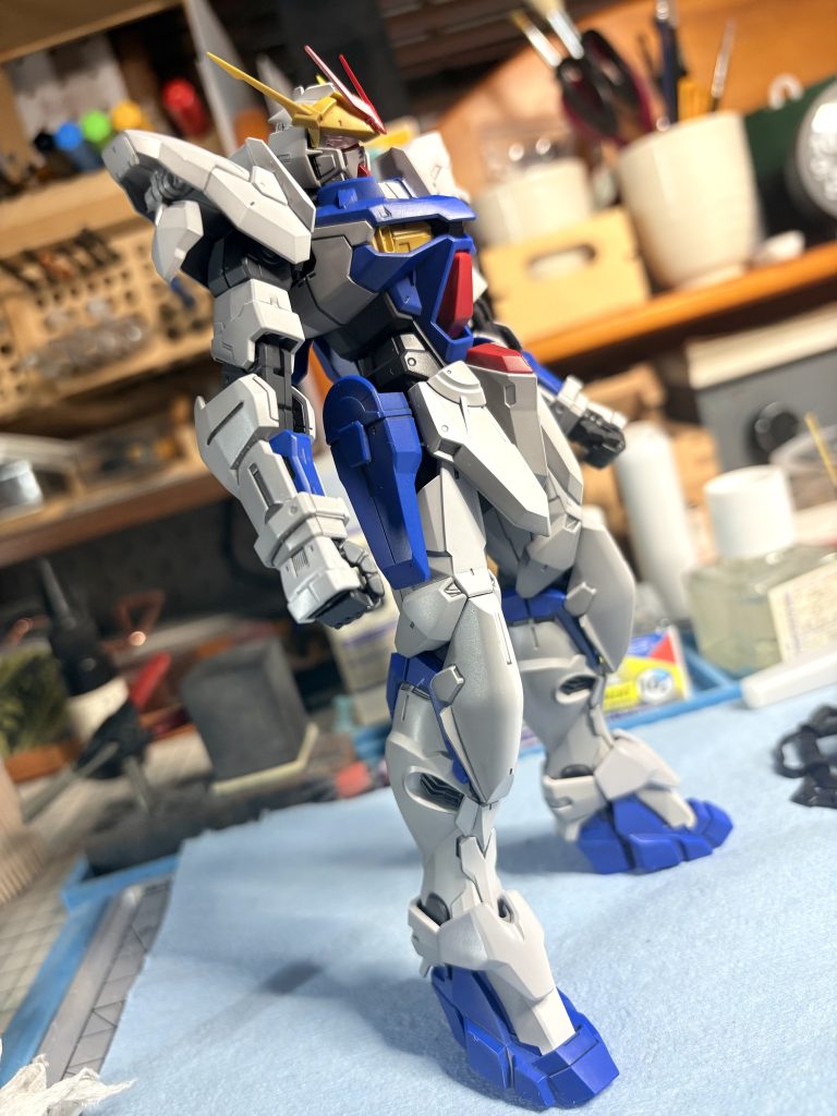 うーん、実際陰になる部分はホントに陰なので…いまいちですね😞しかし、諦めません!時間も待ってくれません!無いアタマをフル回転させて思いついたのが“エッジのみ成型色に戻す”です!