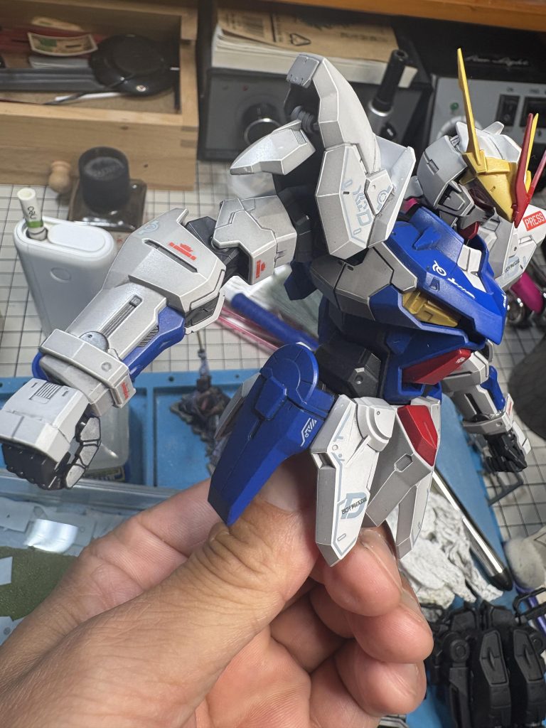 スミ入れ後にデザインナイフでカリカリして、エッジを際立たせます…間髪入れずにデカールを貼り、トップコートでツヤを整えたら…