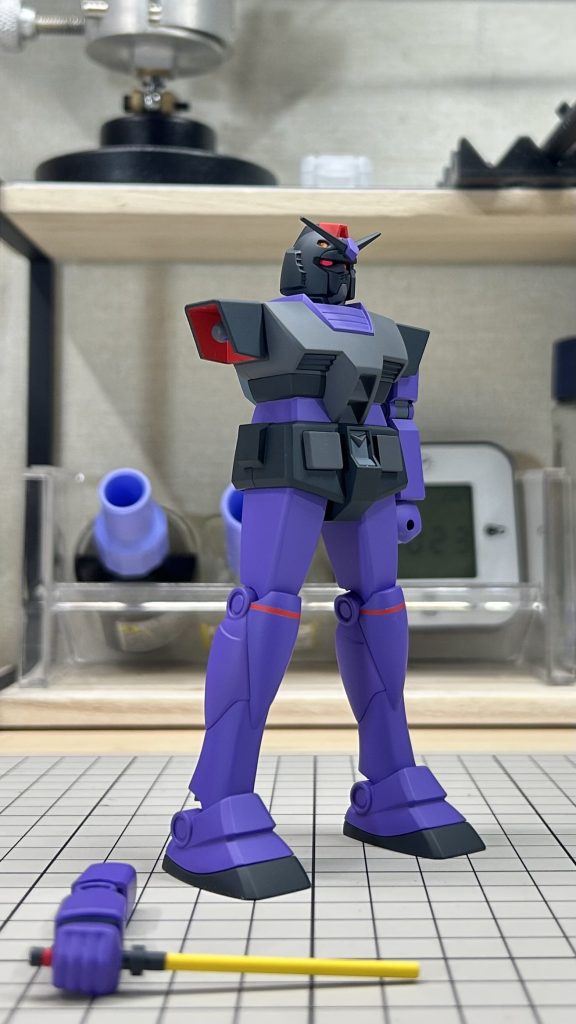 ドムのカラーリングを再現する為肩の内側を赤く塗り分けたり、脚全体が同色で単調にならないように赤いライン入れました。ドムなのでシールドの装備はオミットしています。面倒な連邦マークのスムージングをやりたくなかったというのも少しあります 笑