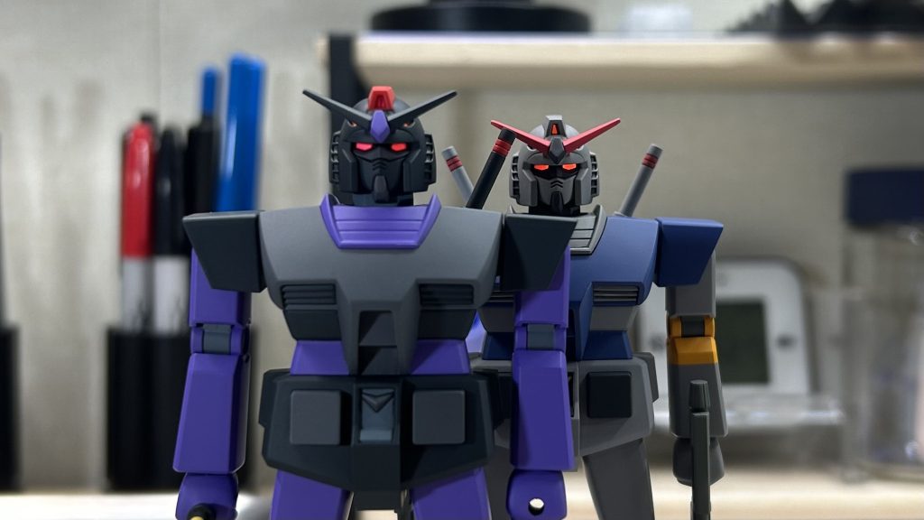 ジオン系ガンダムのツーショット。前作のジオング色からカメラアイを蛍光色で塗装してあるので、ブラックライトに反応して光ります。首の角度変更はジオング色製作時よりお手軽な方法を施したんですが、ジオング色の方が目つきが鋭いですね…笑