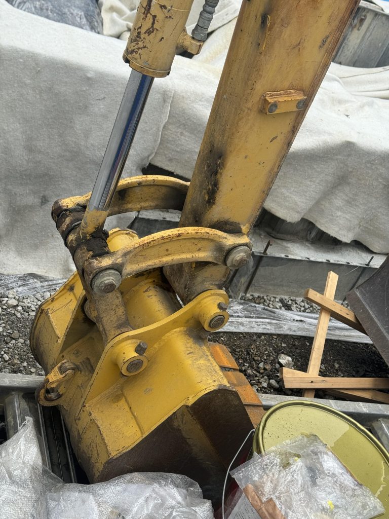 塗装は実際の重機を参考に。