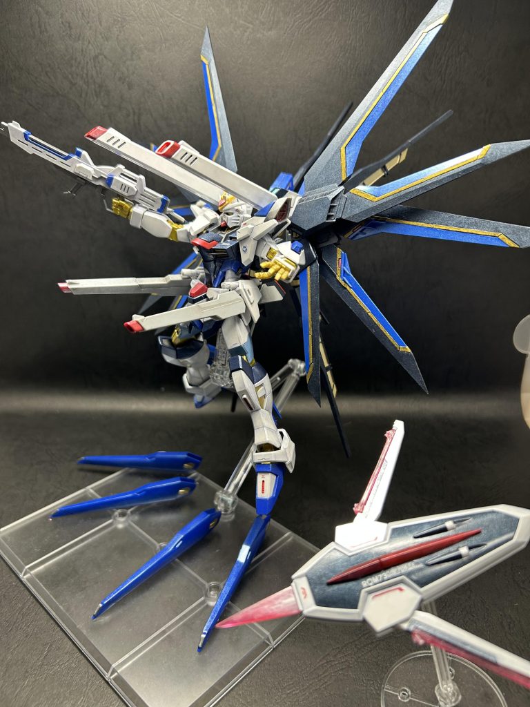 見えづらいですが、ドラグーンを外したウイングのフレーム部もゴールドに。ここは拭き取りも出来る4アーティストマーカーで。