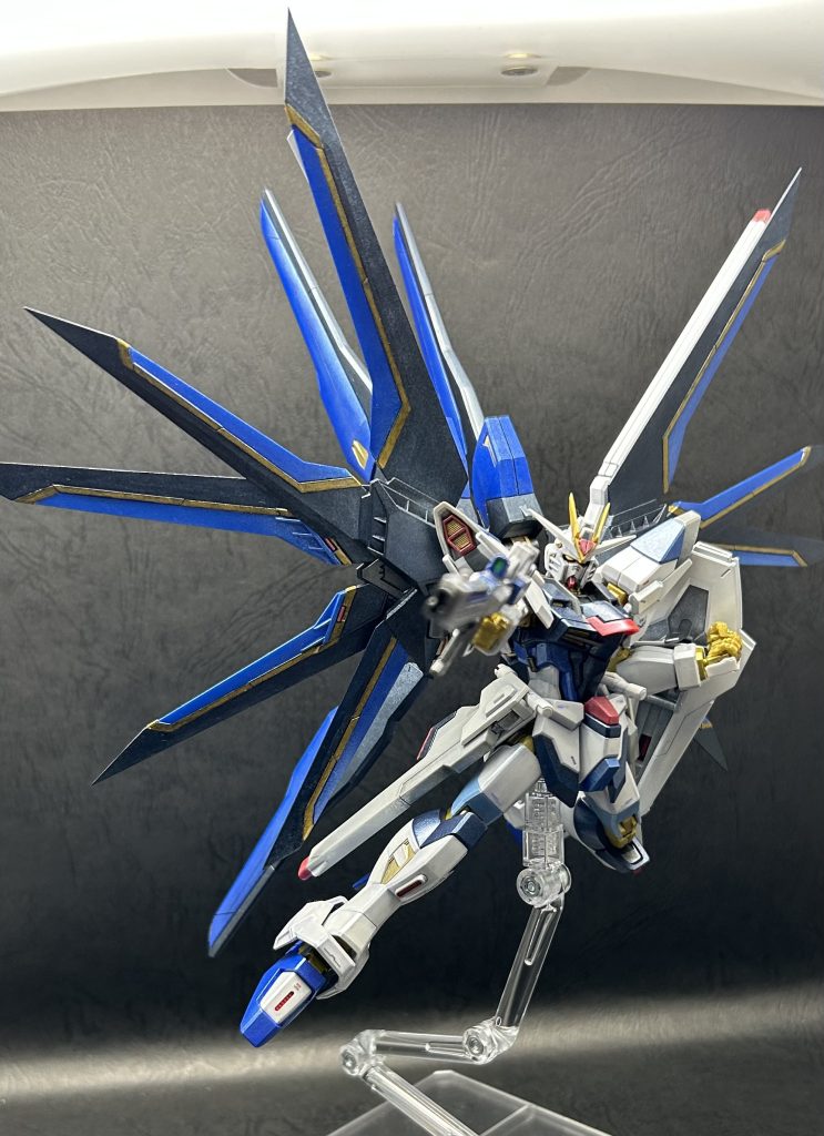 初期フリーダムを意識しつつ、最新の技術でみたいなイメージにしたかったので、関節や一部のラインはゴールド系に。ここはストライクフリーダム寄り。