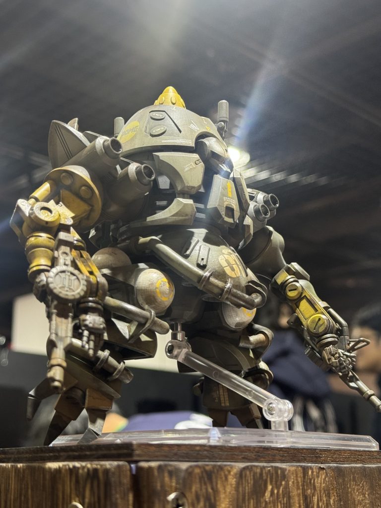 マガジン交換をはじめ補助を目的とした腕部をオリジナル設定で製作。