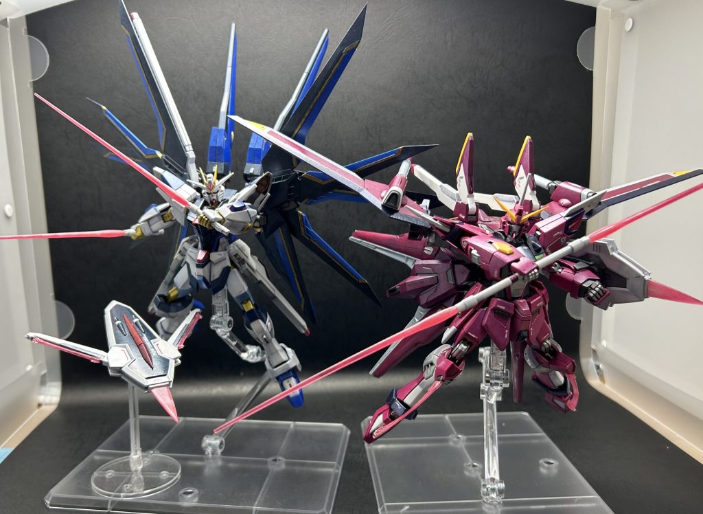 前回、ジャスティスとのツーショットを写したくて、なるべく初期フリーダムのシルエットが残るように作りました。アークフリーダムは並べても違和感が強かったので。