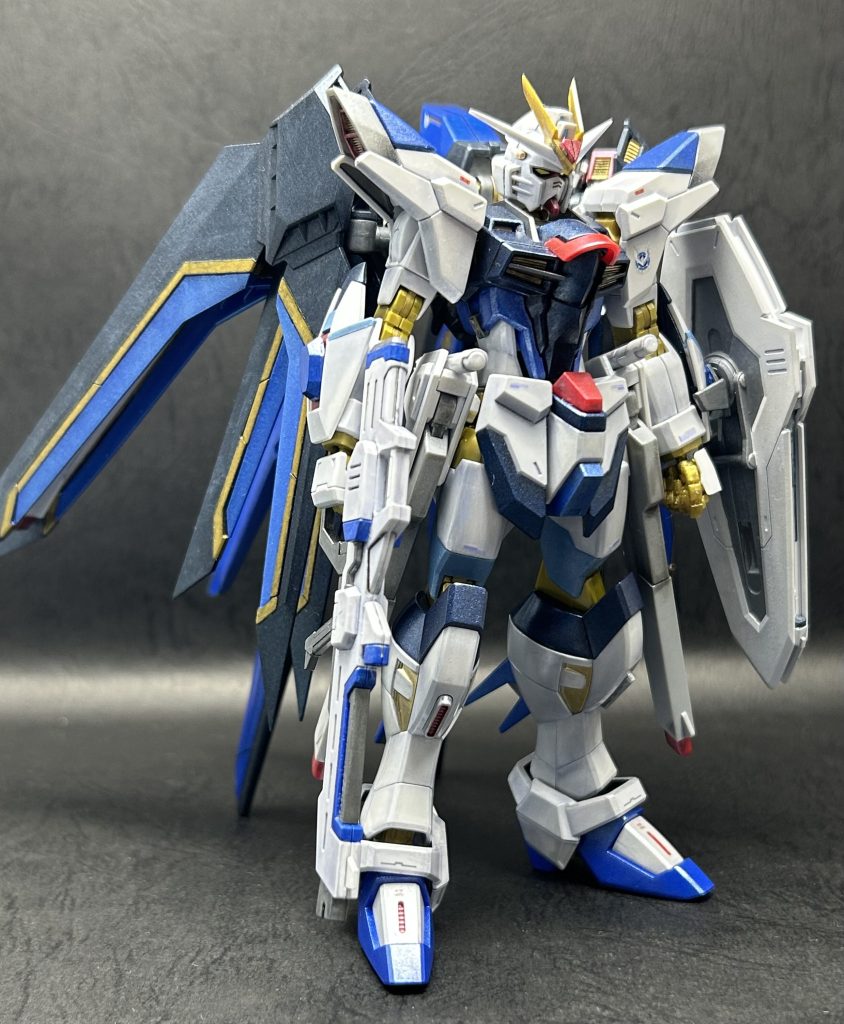 イグナイトジャスティスと同じく筆塗りパール風。塗料と塗装方法は同じですが、今回関節の金色部は未塗装で。ブラックライトに反応する部分が勿体無かったので。本体部　/ ナイトブルー＋ティターンダークブルー＋ブラック青部　/エレクトリックブルー赤部　/SZレッド、一部メタリックレッド金部　/マーカーのゴールド系、4アーティストやイエローゴールド等細部　/ウルフグレー他ガンメタル等。