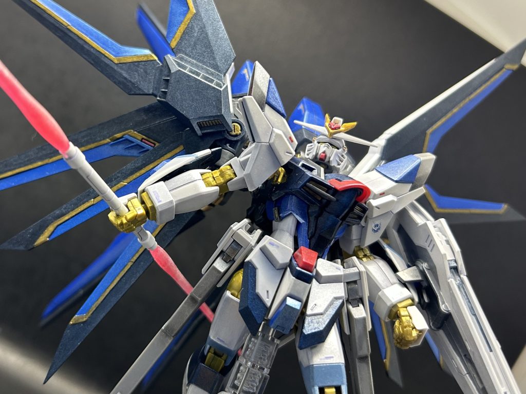 シールドはビームシールド発生装置に直接接着しました。サーベル柄はポロリがあると聞いたのでネオジウム磁石を仕込みました。