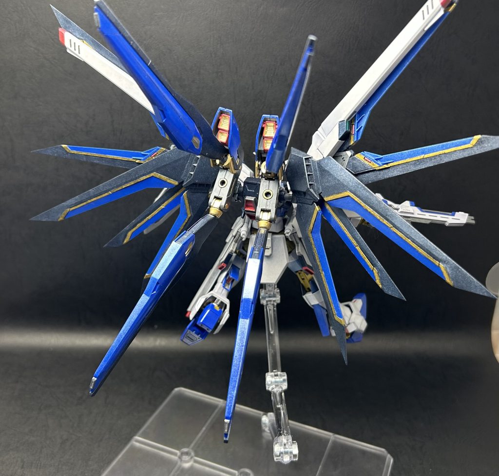 バックパック展開状態。羽の合計が14枚に。ジャスティスに合わせて、フリーダムのドラグーンも四機までと決めていました。