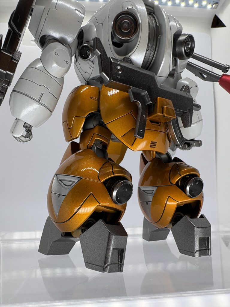 腕の後ろの所にバーニアを追加、脚部の合わせ目を消した都合でバーニアがはめられなくなるのでコトブキヤのバーニアに変更モンキーロディの発売までには完成させたかったのですが間に合いませんでした😅オレンジ部分はもう少し濃い色をイメージしていたんですが、これ以上は塗り重ねても色が変わらないのでここまでにしました、パール塗料は今回初めて使ったのですが、結構キレイな色になるんですね😄キャンディ部分はホコリが混ざっていたり、ヤスリがけが甘くてまだまだ粗がありますが楽しく作れたので良しとします👍