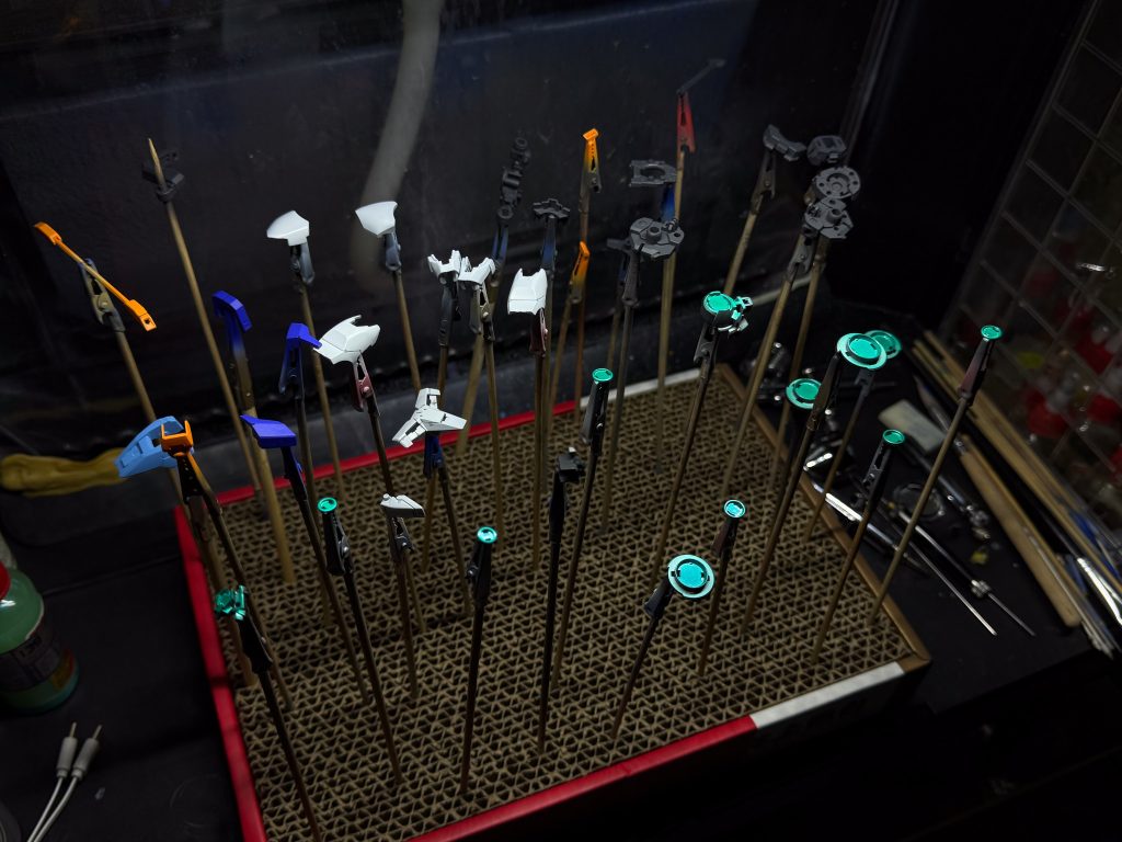 パーツをスプレー中だけど初期段階で、パーツがまだマスクされてないか、プライムのみの状態が見える！✌