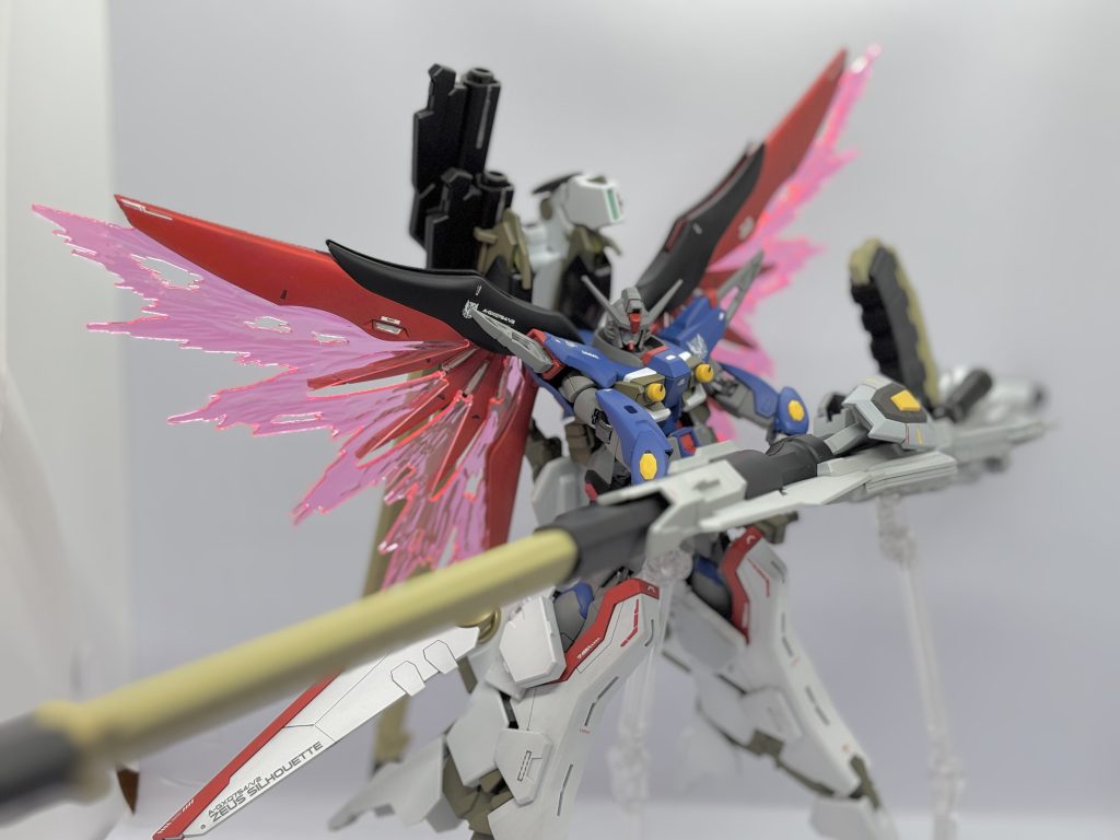 組む前まで「どう持たせるんだろうこれ」とか思ってましたがいざ説明書見てやってみるとちゃんと待たせられるあたりバンダイの力の入れようを感じました!(いい意味で) 次は部屋の模様替えしたらローゼンズールのキャンディ塗装に挑戦予定です。