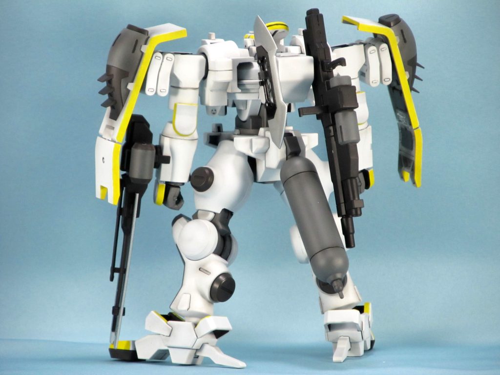 背面バックパック横に市販のポリキャップをC字にカットしたものを取り付け、C字で挟みこむことでウェポンラックにしていますカーボンブレードを携帯させるつもりで考えたギミックですが、ビームライフルにも対応できたのはうれしい誤算でした