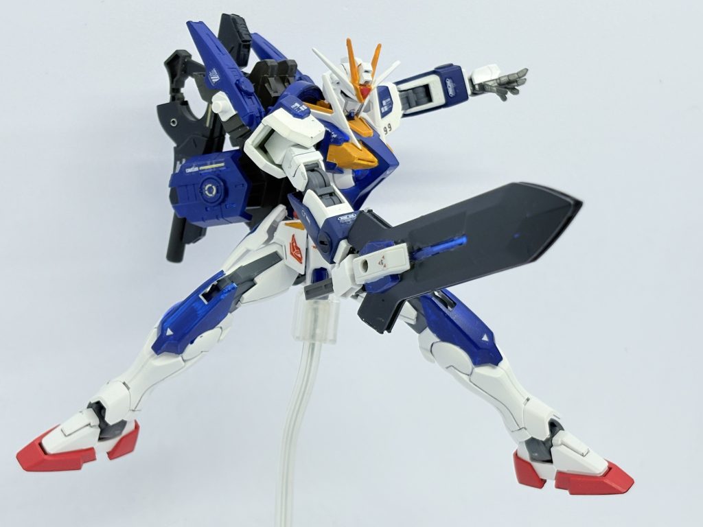 合体させた時にできる刀身の隙間にクリアブルーのランナーを埋め込んで接着。白い部分はHGCEフォースインパルスの腰サイドアーマー。