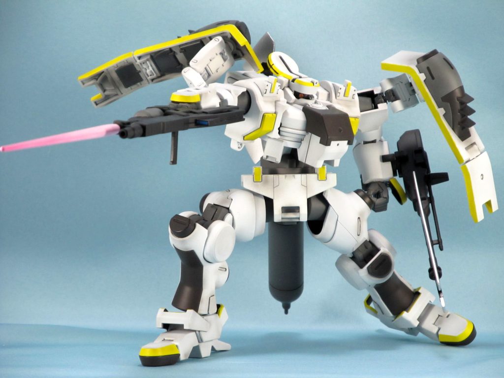 ビームサーベル突き見本写真のままピンクで塗装してしまい、ふと赤じゃなかったか？と思いOOを見返してみたら、夕日のせいかオレンジでビームっぽくない感じがしたのでこのままでいいかということに