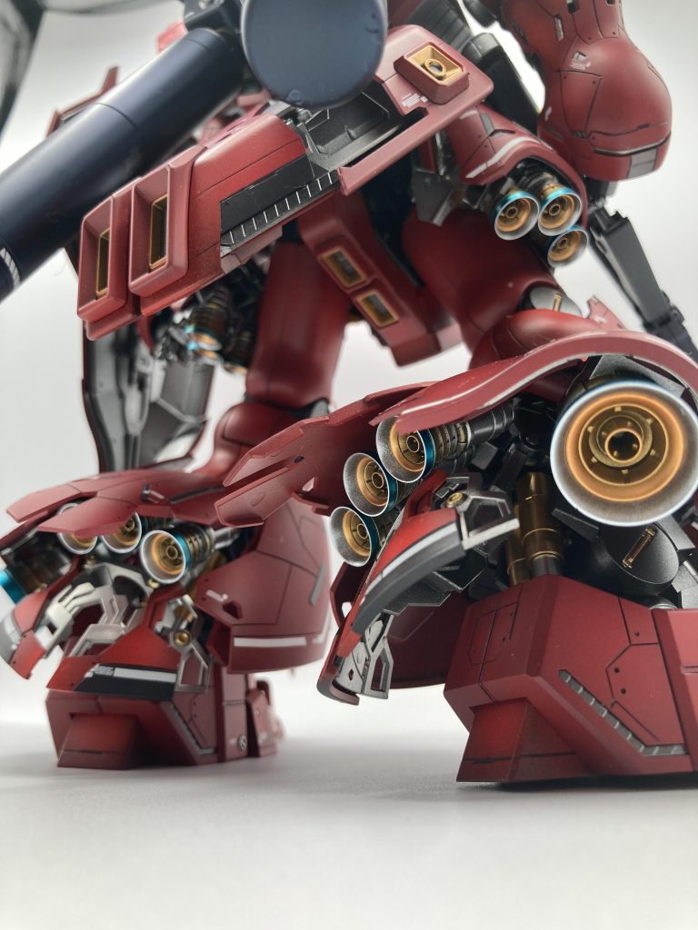 サザビーは素組みでもかっこよく、ディテールアップに大変迷いました。みなさんの作品を参考にさせていただき、スジボリ、塗り分けをし、メタルパーツも使用しました。また、フォローワーさんの投稿を参考にさせていただき、バーニアなどはミカド屋さんのディテールアップパーツを多数使用しました。