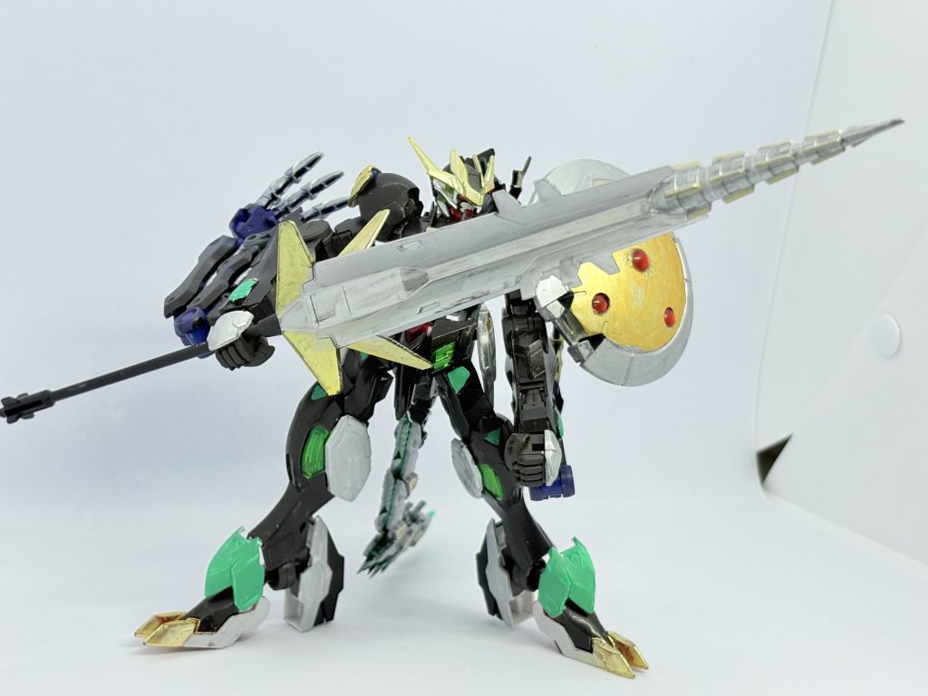 大型剛狼槍「ウルフアントラー」。先端のドリルを回転させスピニングカイゼルという必殺技を放つ。