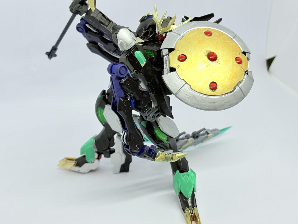 バックパックから接続されるシールド「ヴォルフバックラー」。赤い宝玉からビームを発射する事が可能。