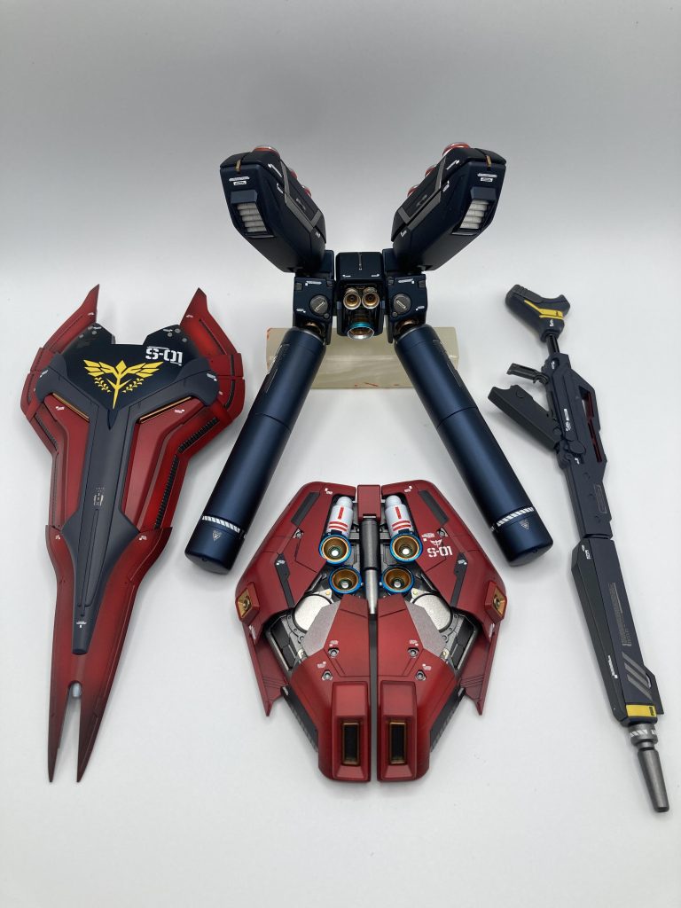 ファンネルコンテナ、プロペラントタンク、シールドにはプリズムブルーブラックを使用し、仕上げは同じつや消しにしました。リアスカートとロングライフルも塗り分けをしました。