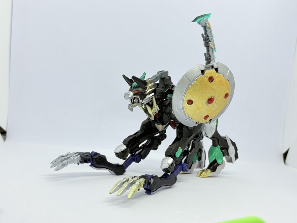 そして四足狼形態「ウルフゾード」へ。機動力を高め神速で敵の懐へ入り込む。前腕のハティシルバーとスコルゴールドという爪で敵を切り裂く。