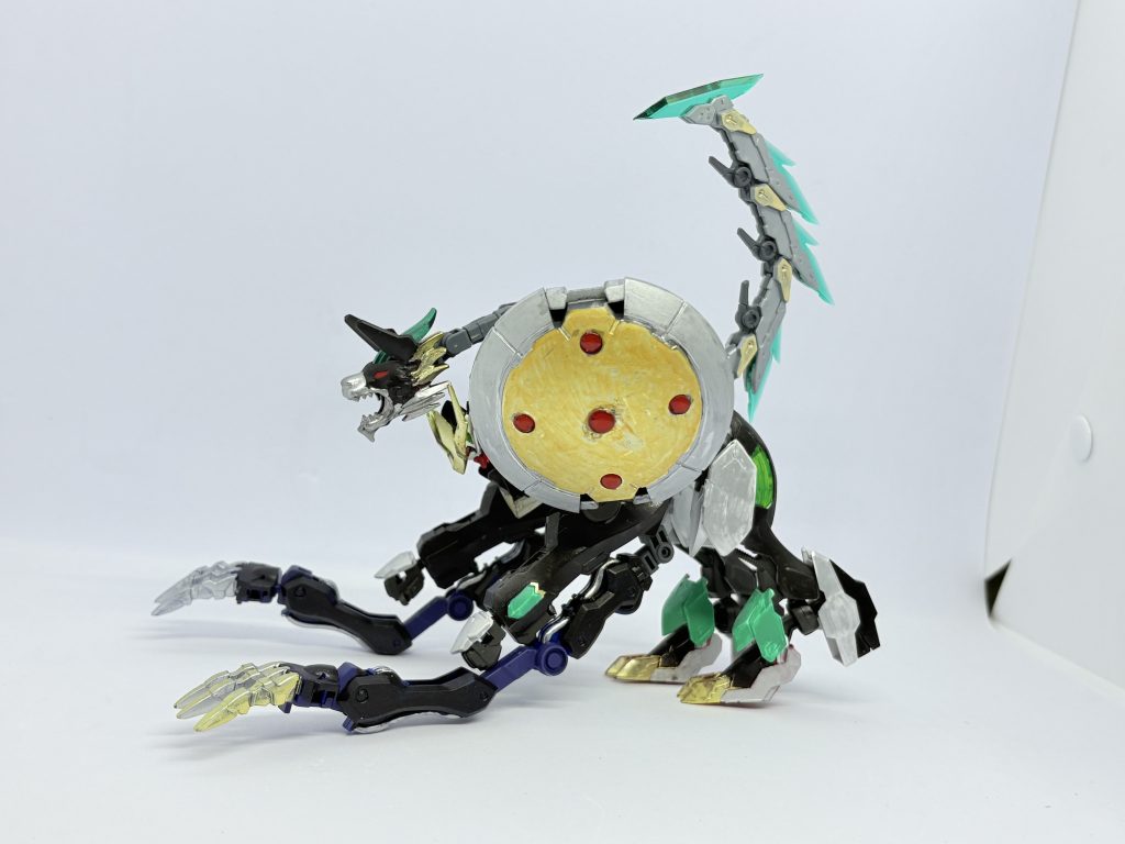 尻尾にあたる部分にもビーム刃「フェンリル」が仕込まれている。