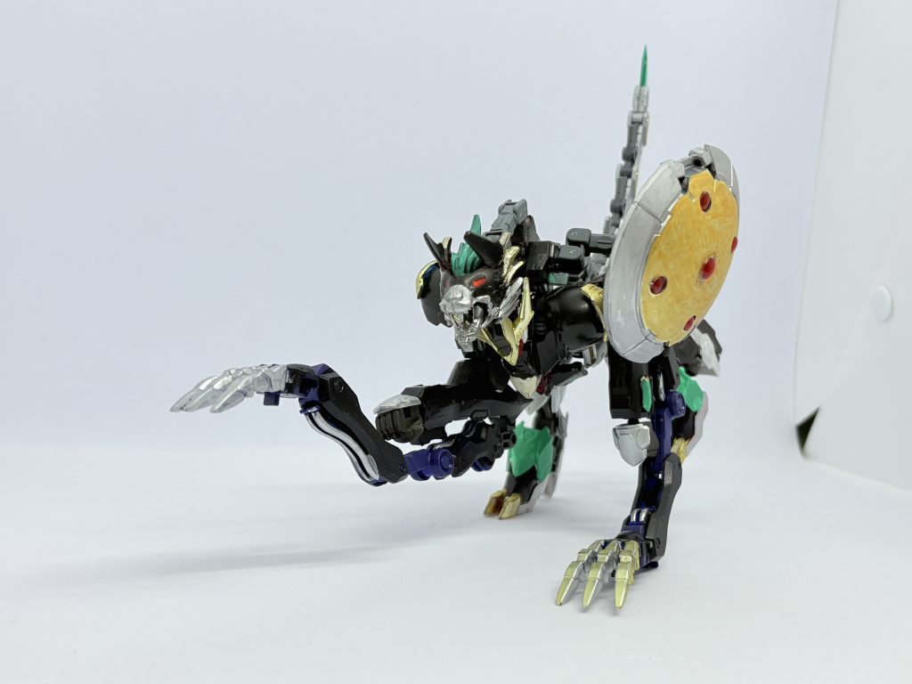 スバルはたまたまネット配信で見かけたとある昔のヒーローロボットと自身の好きな動物である狼とを掛け合わせる事を思いついたらしい。鋭い牙で噛み付くヒートファング、そして超高速で駆け抜け爪と尾とでズタズタにする必殺技「超爆裂天狼斬り」を持つ。