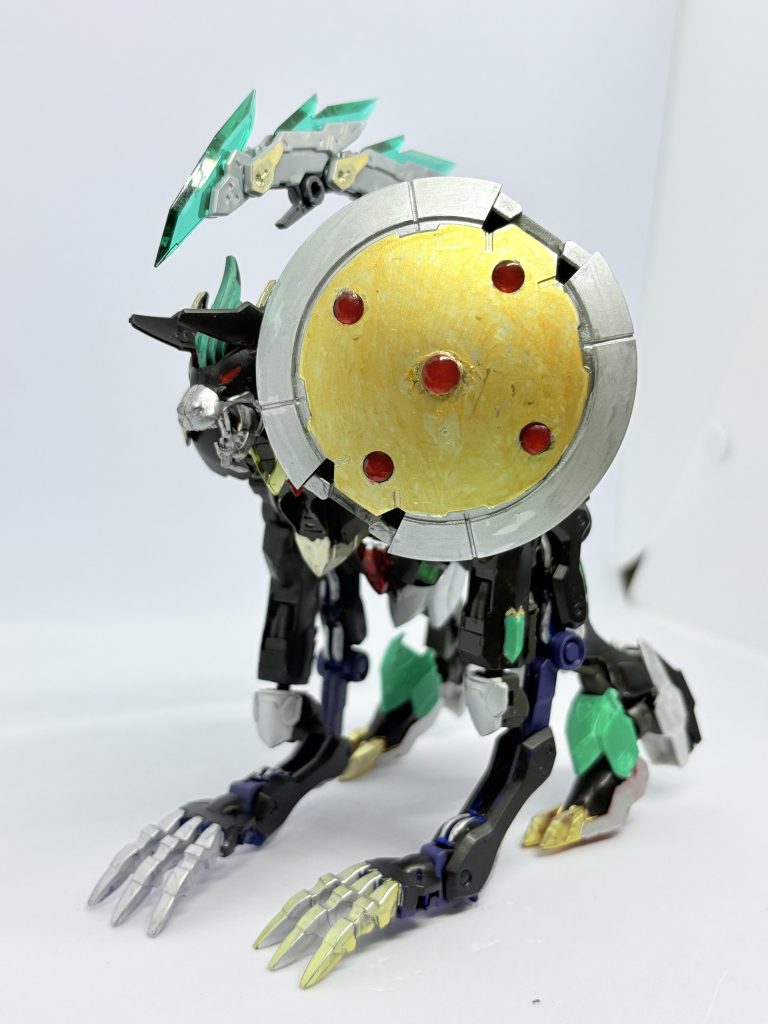 という訳でガンダムバルバトスセイリオスでした。3人組かつ光の三原色と決めており、緑にするぞ!となった瞬間からこのカラーリングに決めました。獣が奏でる剣のような狼。竜じゃないからセーフ。世界一好きなヒーローをモチーフに入れ込めたので満足。カザキリを尻尾にした時は自分天才か?と思った笑乱獅子は実在する苗字らしい。難読苗字が共通なので残りの2人もお楽しみに。