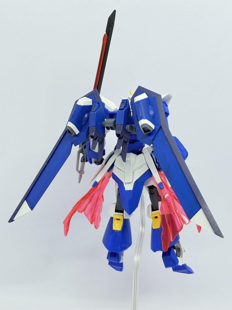 前後。腰にはビームマント「パランギーナ」を配しており、これは武装に対して容量の大きすぎる動力を放熱する役割も持つ。マントそのものにも攻撃力を有しており、触れるだけで切られたような傷が残る。