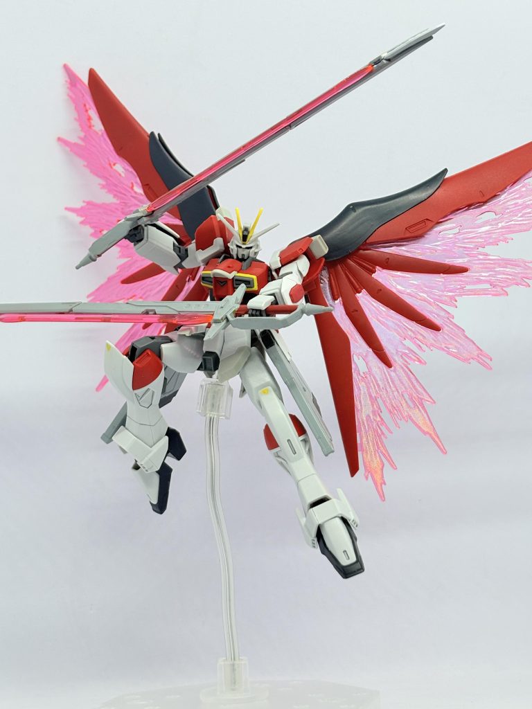 当然光の翼も展開可能。武装を絞り遠近対応かつ高速移動可能と必要最低限の能力に振り切っている。