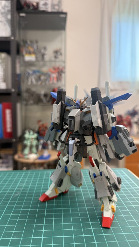 Zガンダムのパーツを脚部や肩、腰部に使用