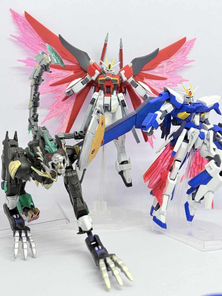 烈光三界全員集合。実は近接寄りばっかりとかいうピーキーな編成。陸で天狼星が追い立て飛べば赤青の2体が待ち構える編成。デスティニー・AGE-FX・ルプスレクスと各番組の後半に出てくる機体で揃えたりもしてます。 こうして並べると敵バランス悪っとか思うんですけど脳内アニメではまぁまぁ8vs3でもいい感じになれるようにはなってる予定…… ガンプラバトル、明確な「悪」を描くのはちょっと宜しくないなというのもあり極端な思想にするか〜という所から主人公の対極を置いたけども、ガンプラは自由だ！なので他人に押し付けたり迷惑かけたり本当に罪にならなければみんなで楽しく遊びたいよね！に帰結したらいいな！ さ、ジャンクや積んでたのを上手く活用したいで始めた企画なので暫く新作は出ないかもなんですけどもう少しキャラ立ち絵入れて映像作品っぽくして色々具体的にしたやつを今後出すかもね〜