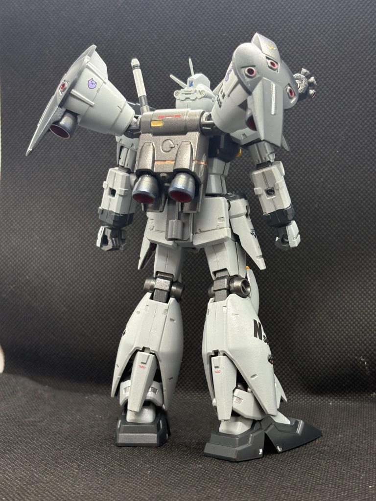 ウェザリングマスターの青い粉入りを購入したのでバーニアの青焼けを楽しんでいます。そのままではスタンド穴が無いのでカラミティに付属していたスタンド用パーツを借りてます。