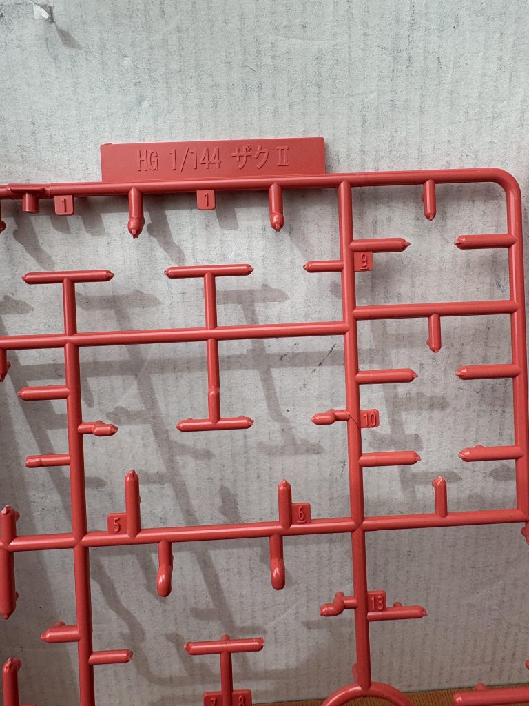 本体を塗装する前に、余剰のランナーに試し吹き。発色や吹きつけるスピードの確認。塗装だまりになっていないか。吹付後、垂れてこないか、色ムラなど。