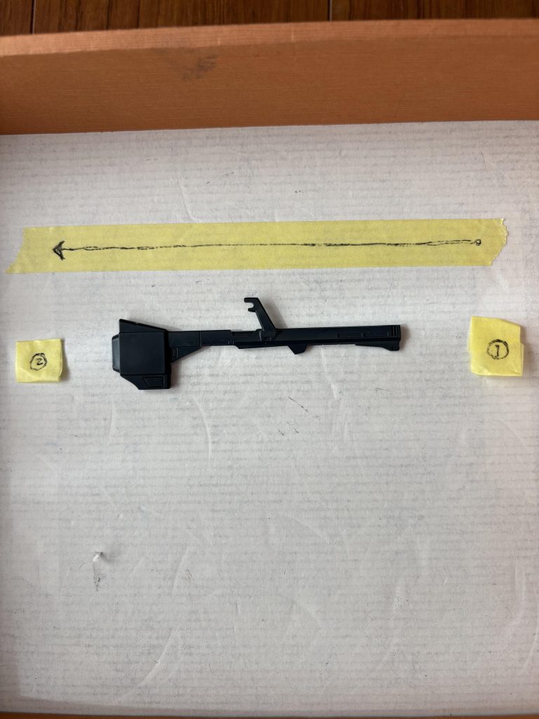 HGUC百式のクレイバズーカです。まず①のあたりに噴射(約1秒)しそのまま②まで左へスプレーを動かす(このサイズなら1秒ぐらい)ゆっくりすぎると、多量を吹き付けてしまうので、気をつけましょう。⚠️注意正面、側面、ものによっては裏面を吹くため、軽く、薄塗り‼️