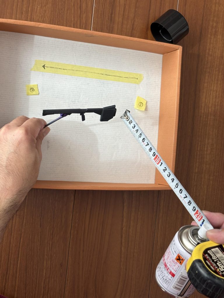 部品とスプレーは私の場合、15〜20センチぐらいで様子を見ます。試し吹きの時に、スプレーの噴射加減で、距離が変わります。距離が近いと失敗しやすいです。実際の塗装は屋外、庭です。この画像は距離を測るために部屋で撮影したものです。