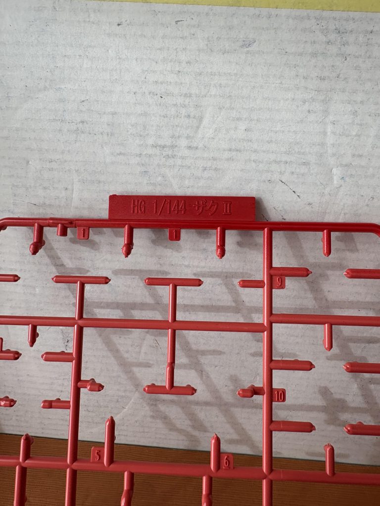 ランナーより濃い色の場合、ランナーの色が隠れやすい。今回はメタリックレッド。⚠️一度に多量を吹き付けると、塗料溜まりができてしまうので、軽く薄く吹きつける。