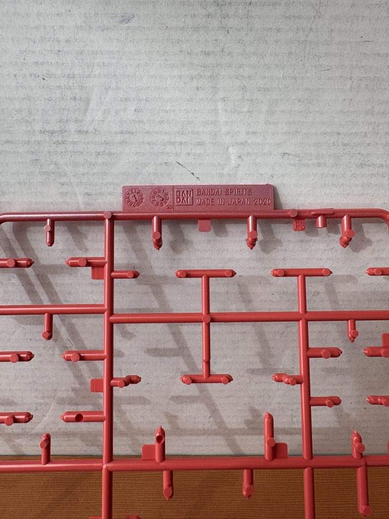 ランナーより薄めの色の場合、少しランナーの色が残る。今回はパールライトレッド。⚠️急いで仕上げよう、塗装しようとすると、塗装だまりや色ムラが発生し、ゴテゴテになる。⚠️一度に一気に塗装しないように、薄く軽く吹きつける。乾燥させて、再度薄く軽く吹きつけて、均一の発色にする。慌てない。